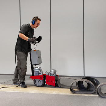 ROLL-STRIPPER RO-5 beim entfernen von Nadelvlies